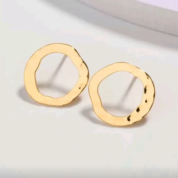 NEW! Minimalist Hammered Small Gold Open Circle Stud Earrings - Picture 4 of 4